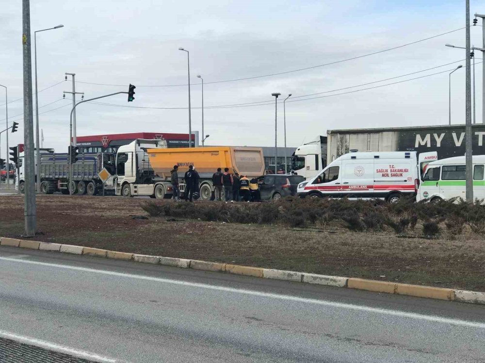 Otomobil, kırmızı ışıkta bekleyen tıra çarptı