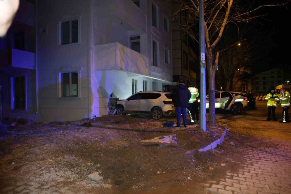 Polisten kaçarken duvara çarptı, araçtan indi koşarak kaçtı