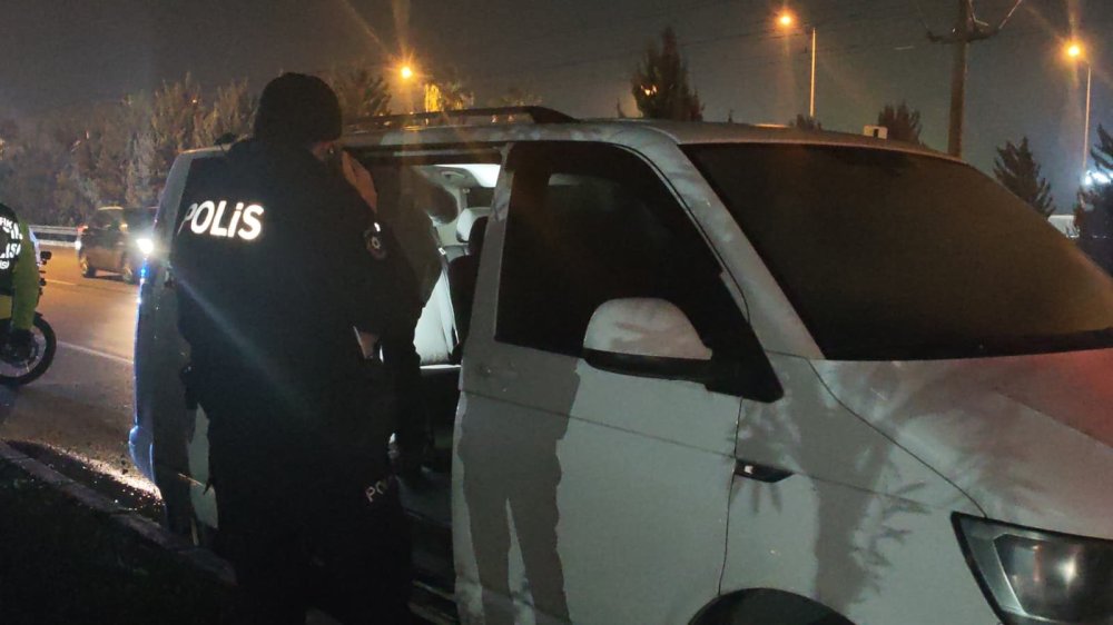 Saatlerdir park halindeydi! Panelvan araçta acı son