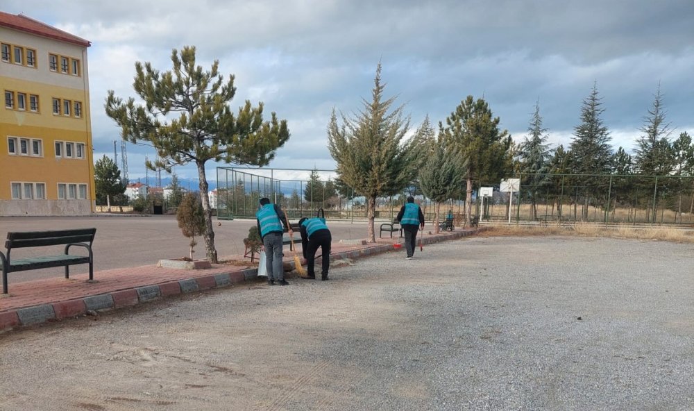 Yükümlüler ara tatilde okulları temizledi
