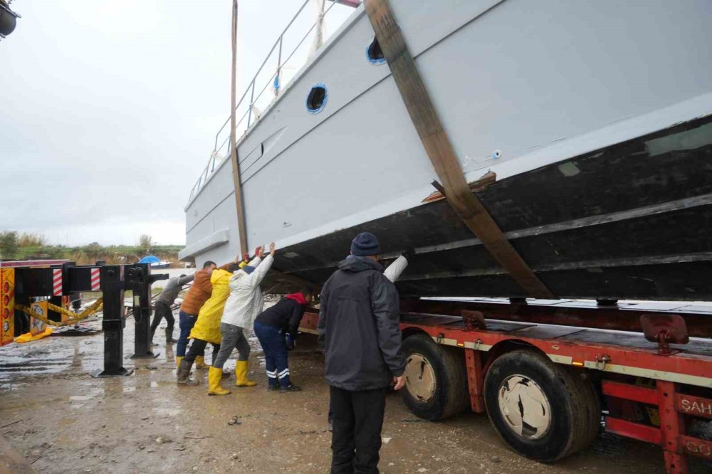 Tekneler karaya çıktı vinçler onları taşıdı