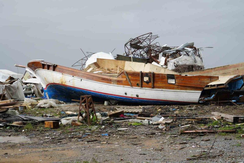 Tekneler karaya çıktı vinçler onları taşıdı