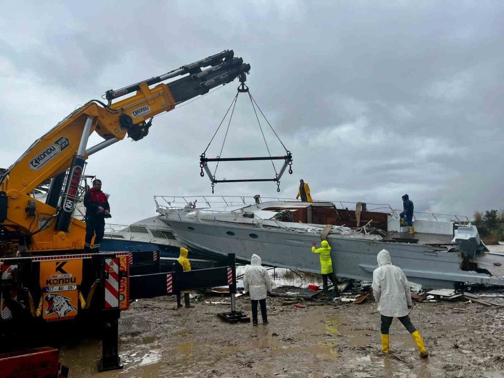 Tekneler karaya çıktı vinçler onları taşıdı