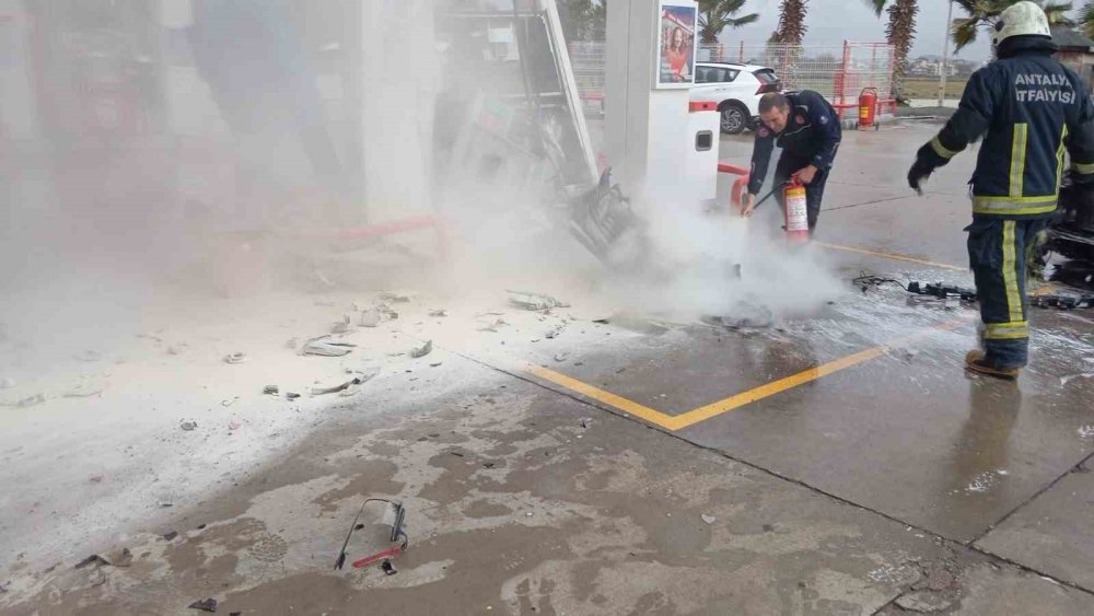 Alanya-Manavgat yolunda otomobil akaryakıt istasyonuna daldı