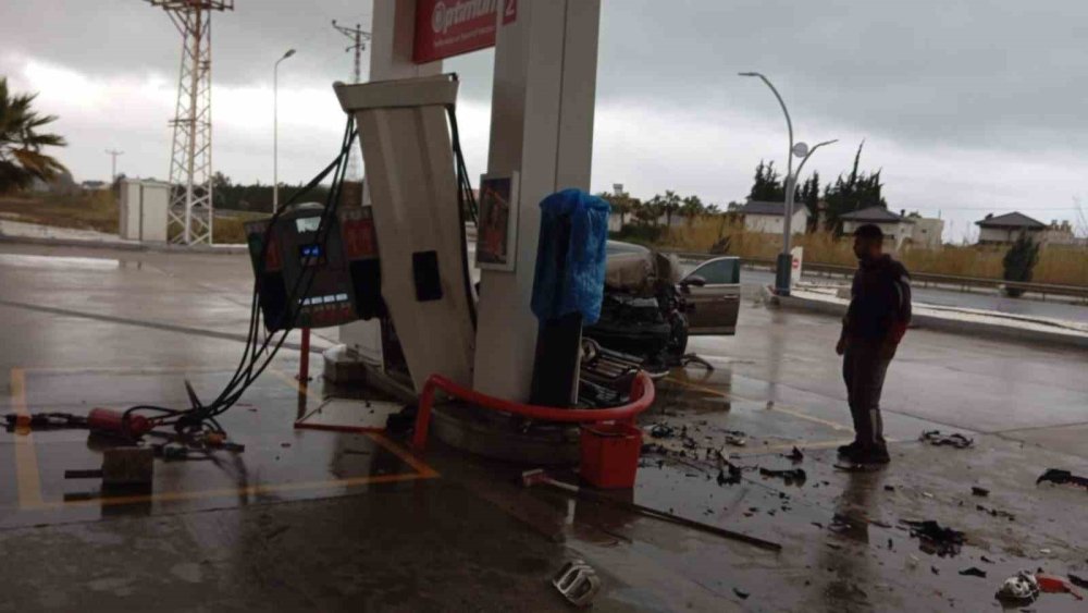 Alanya-Manavgat yolunda otomobil akaryakıt istasyonuna daldı