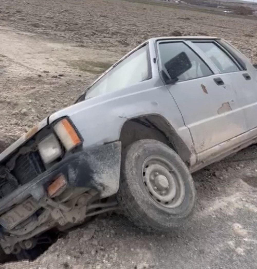 Karapınar’da Yol Çalışması Kazaya Neden Oldu! Pikap Çukura Düştü