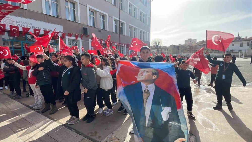 Okul heyecanı ay yıldızlı Türk bayrağıyla taçlandı