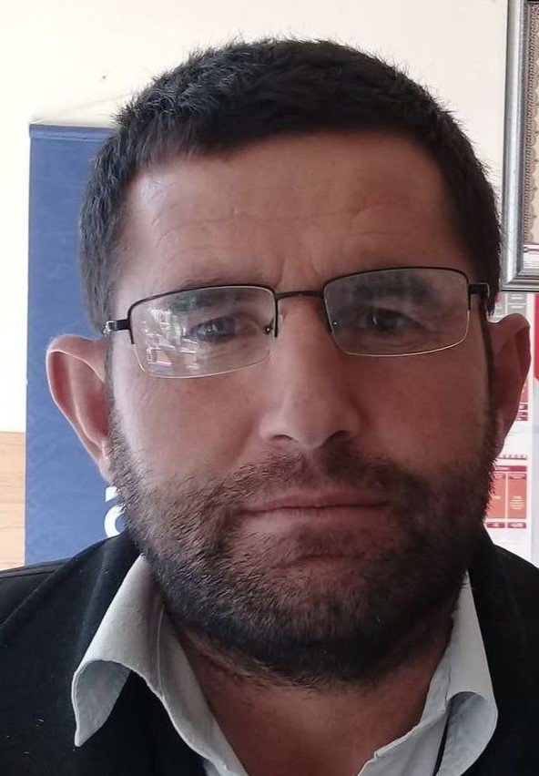 Uçan çatının altında kalan adam ağır yaralandı