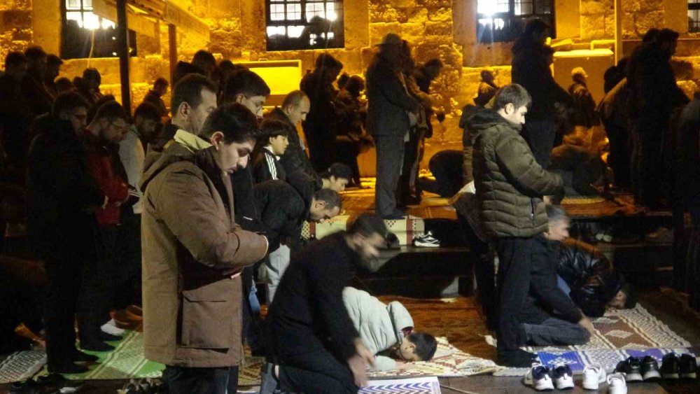 Kandil gecesinde Konya’da dualar semaya yükseldi