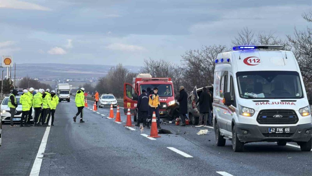 Kulu Kavşağı'nda feci kaza! Ticari araç kağıt gibi ezildi, yolcu hayatını kaybetti