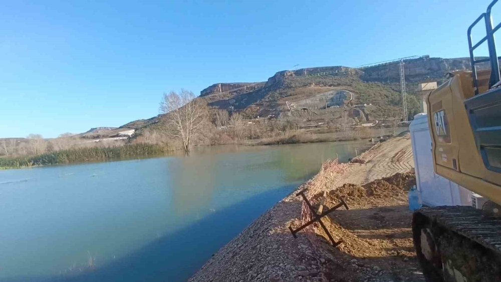 Oymapınar’dan bırakılan su Manavgat Irmağı’nı taşırdı! Şantiyeler su altında