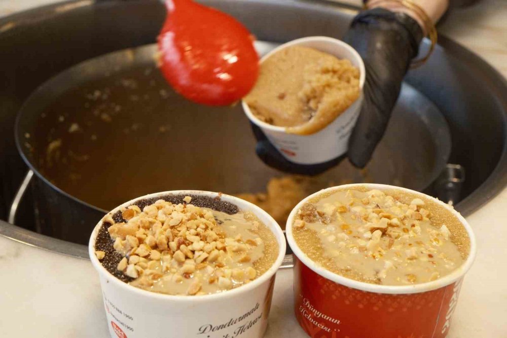 Yüzlerce yıllık tatlıyı dondurmayla buluşturdu, şimdi dünyaya satıyor