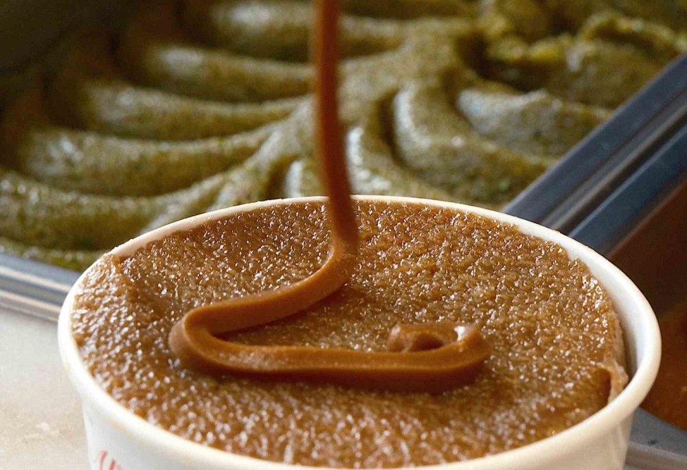 Yüzlerce yıllık tatlıyı dondurmayla buluşturdu, şimdi dünyaya satıyor