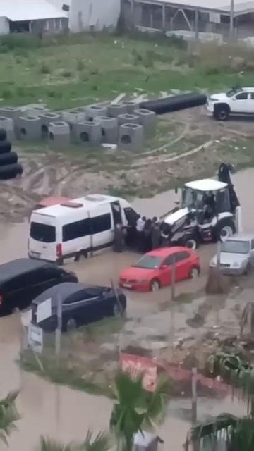 Antalya'nın yağışla imtihanı kepçe yardımıyla kurtarıldılar