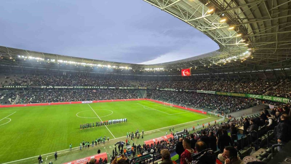 Beşiktaş Maçında Tribün Kazası! Taraftar Hayatını Kaybetti