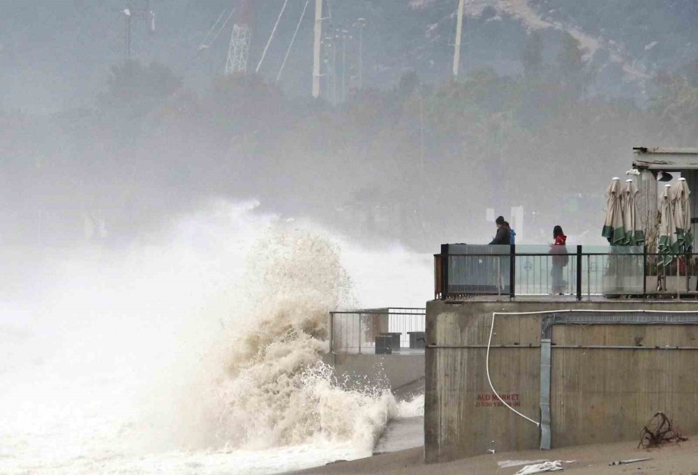 Dev dalgalar böyle görüntülendi