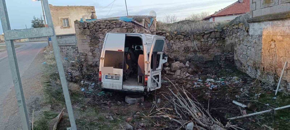 İşçi servisi bahçe duvarına çarptı: 2’si ağır 14 tarım işçisi yaralı