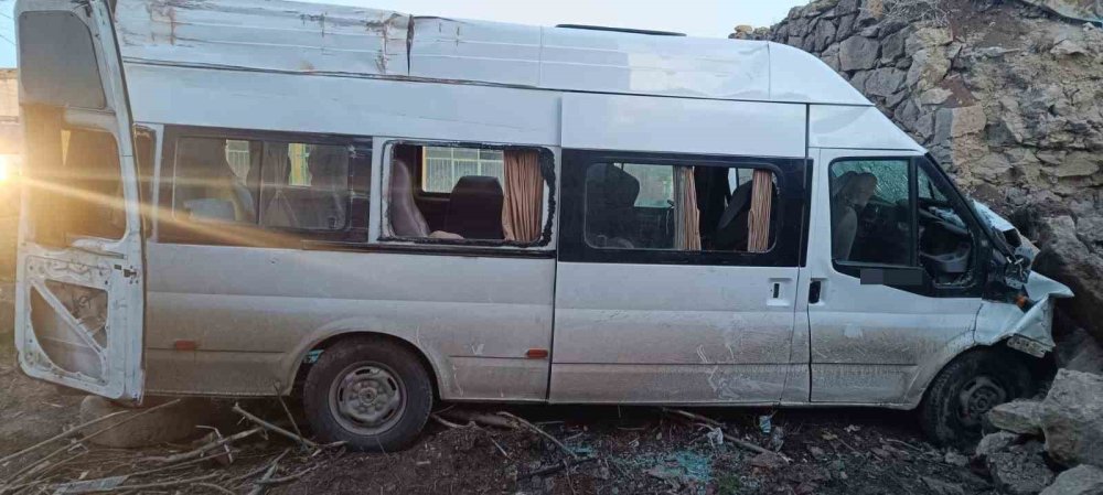 İşçi servisi bahçe duvarına çarptı: 2’si ağır 14 tarım işçisi yaralı