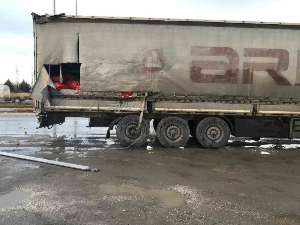 Konya’da tır ile kamyonet çarpıştı, her yer soğan oldu