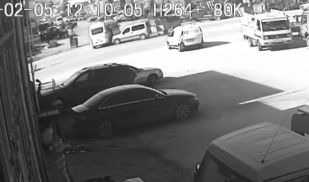 Yolcu minibüsü ile hafif ticari aracın karıştığı kaza anı kamerada