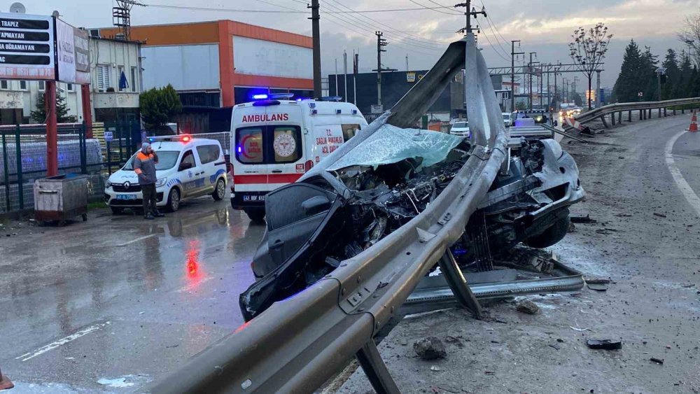 Bariyer aracın tavanını bile ayırdı, bakan gözünü alamadı anlam da veremedi