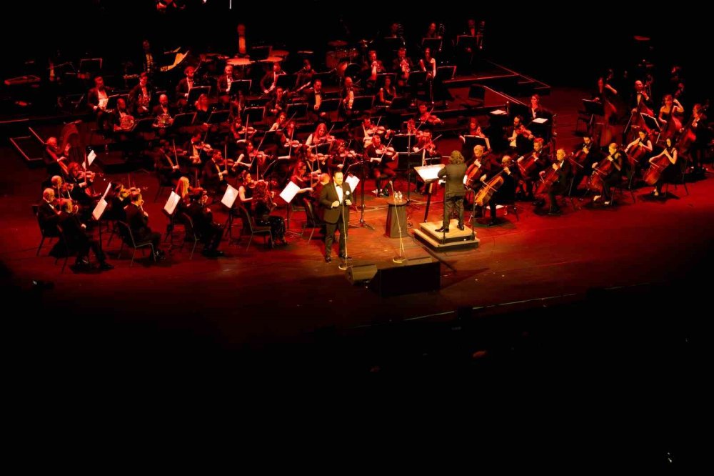 Ünlü firmanın orkestrası iki şehirde alkışlandı