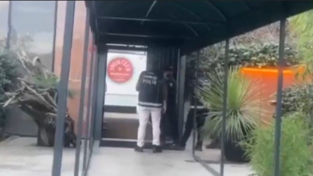 Ünlülerin salonuna polis baskını