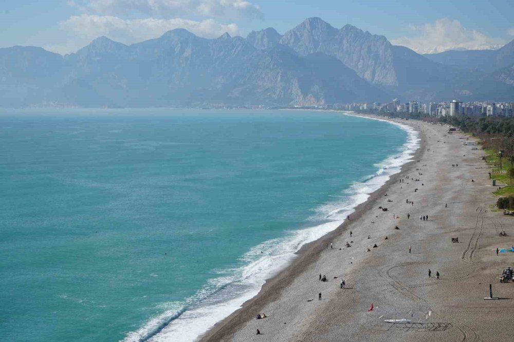 Heykelin yüzü dondu sırtı yandı