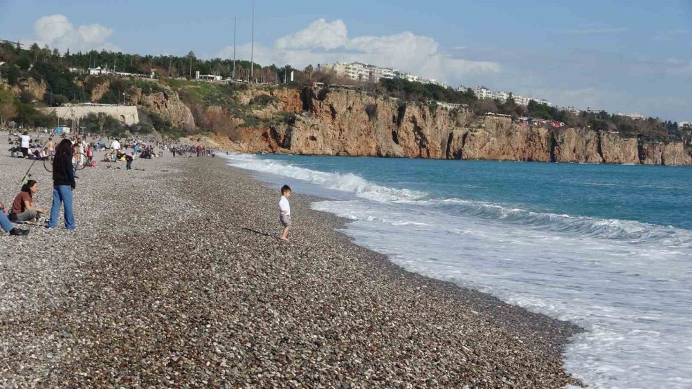 Heykelin yüzü dondu sırtı yandı
