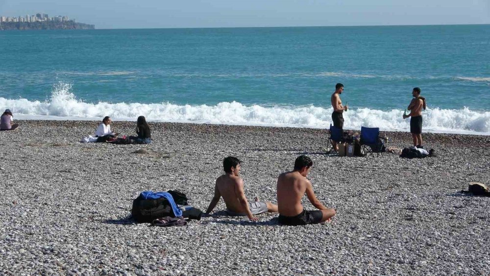 Heykelin yüzü dondu sırtı yandı