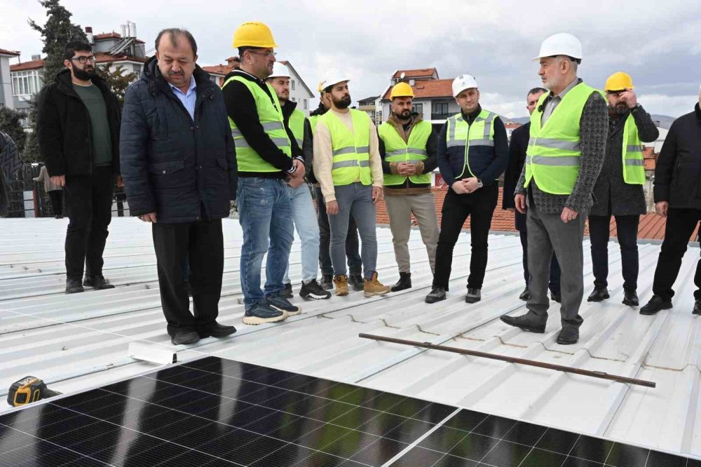 Isparta Belediyesi, pazar alanı çatılarına GES kuruyor