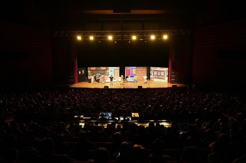 Konya'da kapalı gişe tiyatro oyunu