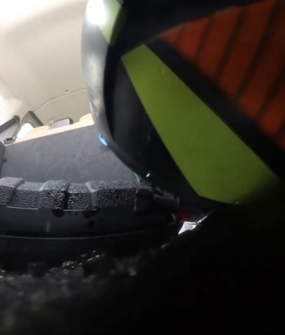 113 km hızla çarptığı aracın içine girdi