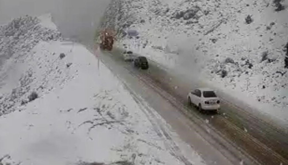 O tarafa gidecekler dikkat! Zirvede kar başladı