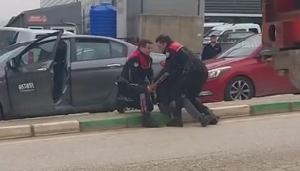 Polis kovalamacasında film gibi anlar: Şüpheli araç kamyon şoförünün hamlesiyle durduruldu