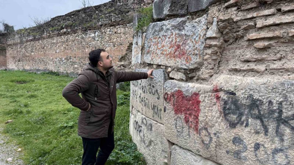 2 bin yıllık surlara sprey boya ile yazılan yazılar tepki çekti