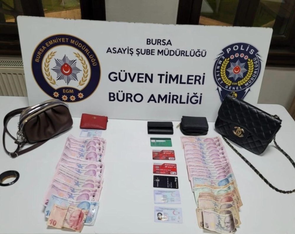 Çanta hırsızı yakalandı, üzerinden bir çanta daha çıktı
