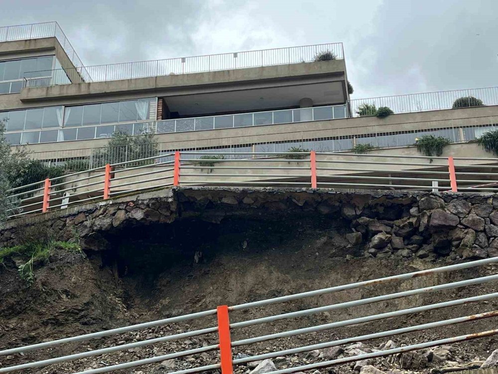 Toprak kaydı, lüks sitenin yolu kapandı