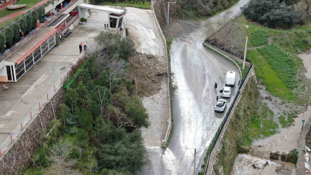 Toprak kaydı, lüks sitenin yolu kapandı