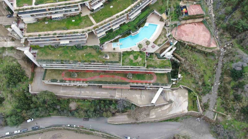 Toprak kaydı, lüks sitenin yolu kapandı