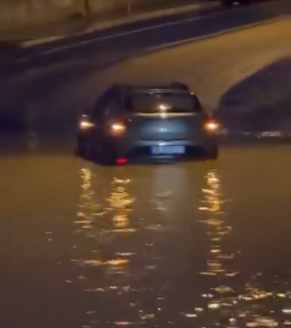 Yağmur yağdı, yollar yine göle döndü