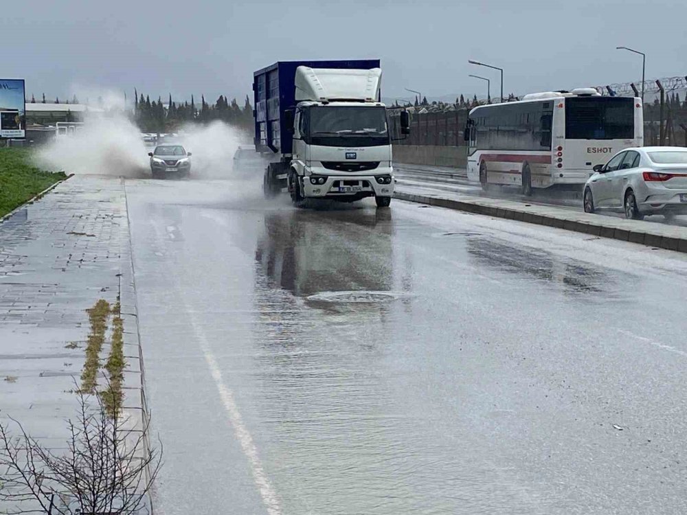 Yağmur yağdı, yollar yine göle döndü