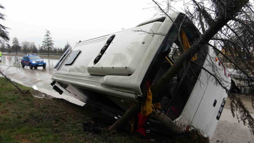 Yoğun yağış nedeniyle askeri nakil minibüsü devrildi: 11 yaralı