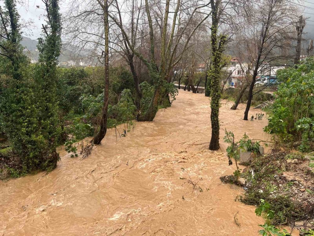 Alanya ve Gündoğmuş’ta sağanak taşkına yol açtı