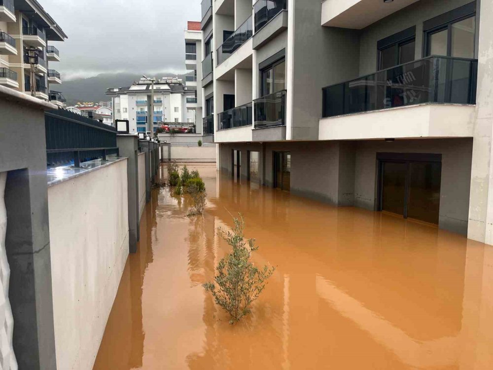 Alanya ve Gündoğmuş’ta sağanak taşkına yol açtı