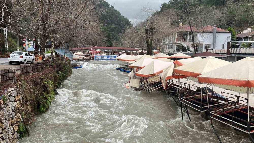 Antalya'da Irmaklar Taştı: Serik, Manavgat ve Alanya Alarmda