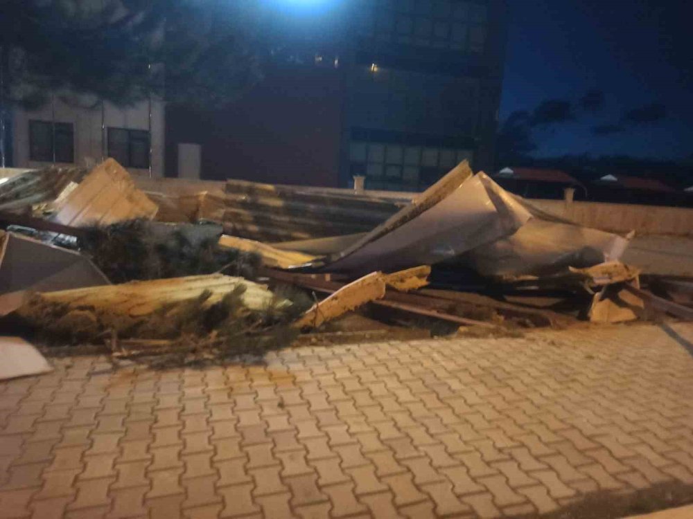 Fırtına Konya'yı vurdu: Çatı uçtu, tır yoldan çıktı