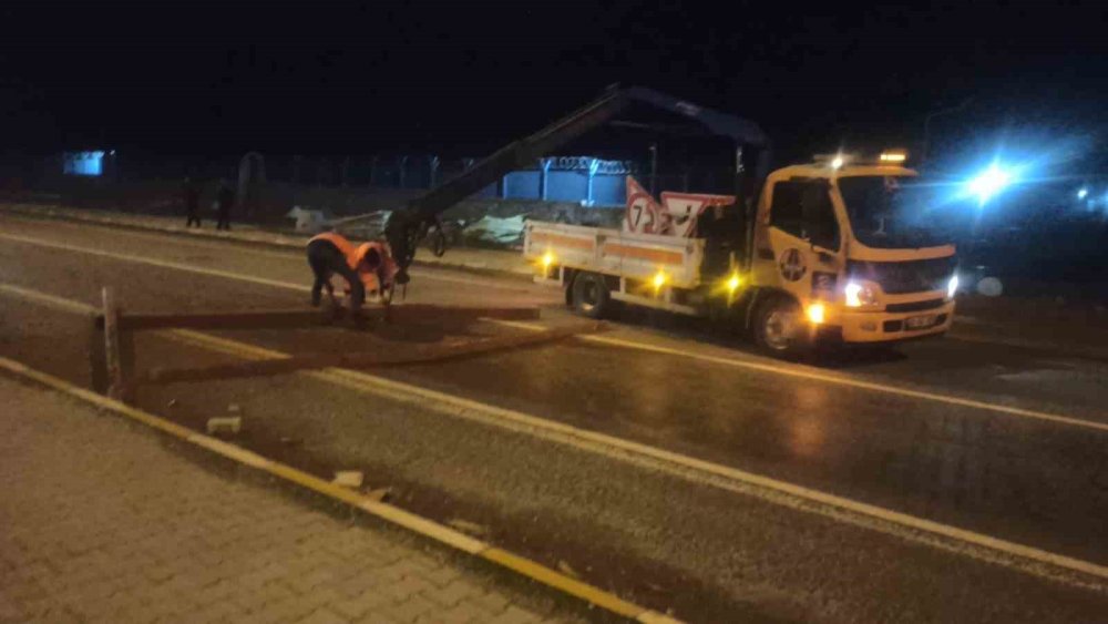 Fırtına Konya'yı vurdu: Çatı uçtu, tır yoldan çıktı