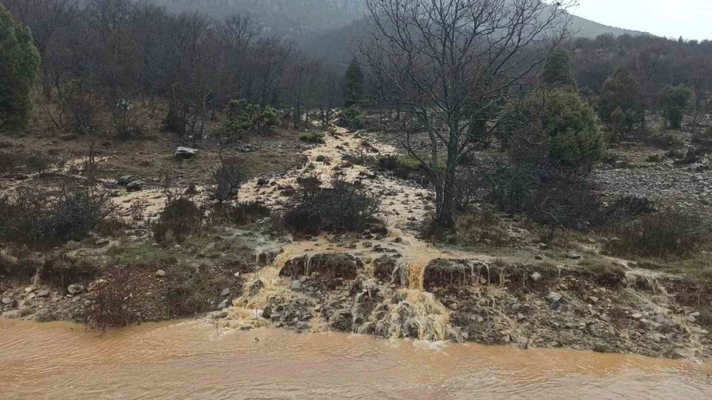 Konya’da yağış sonrası sel dereleri taşırdı