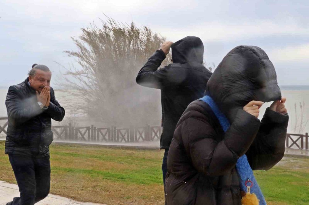 Sarı Kodlu Uyarı Sonrası Düden’de Şaşırtan Manzara! Şelale Tersine Çağladı